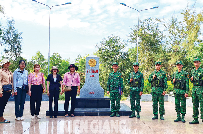 Những bóng hồng bảo vệ đường biên, cột mốc